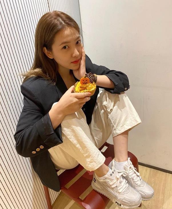 Group Red Velvet member Yeri enjoyed Irish Wolfhound DayOn the 31st, Yeri posted two photos on his SNS with a Pumpkin-shaped emoticon.In the photo, Yeri holds a yellow Pumpkin muffin with his hand on his face, his neat fashion sense in a black jacket and ivory pants.Yeris innocent beauty also focuses her attention.On the other hand, the group Red Velvet, which Yeri belongs to, will hold a third solo concert La Rouge on the 23rd and 24th of next month to meet fans.