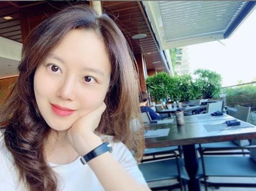 Actor Moon Chae-won has released a photo of the recent situation.Moon Chae-won released a selfie on her social media on Sunday morning, adding little comment.Moon Chae-won in the photo shows off her innocence in a white T-shirt, and she feels relaxed in his figure sitting on her chin.Meanwhile, Moon Chae-won is currently taking a break and is reviewing his next film.