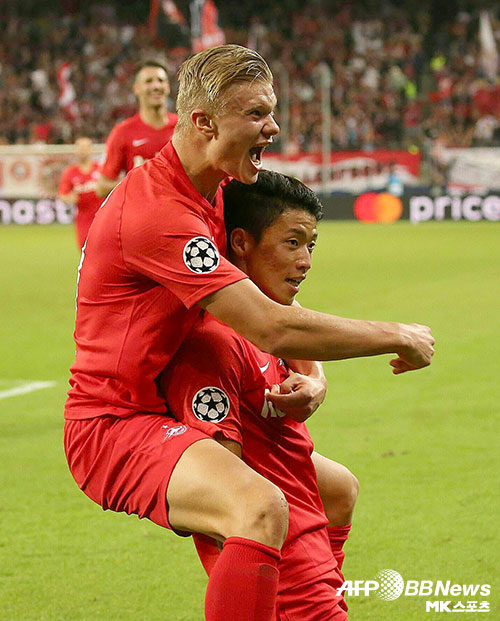 UEFA 챔피언스리그 조별리그 헹크전에서 골을 넣은 황희찬(오른쪽)과 같이 기뻐하는 엘링 홀란드(왼쪽). 사진(오스트리아 잘츠부르크)=ⓒAFPBBNews = News1