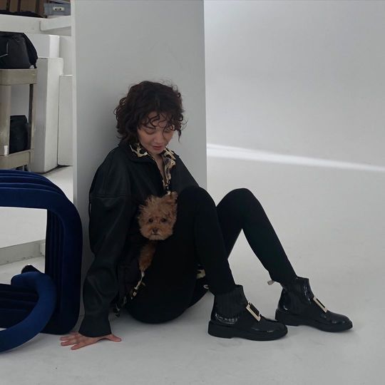 Shin Min-a showed a dissent Hairstyle style.Actor Shin Min-a uploaded two photos to his Instagram on October 31, along with the phrase Im going crazy.Shin Min-a in the photo is wearing a perm and holding a puppy, who also showed off her beauty in the changed Hairstyle style and admired the netizens.han jung-won