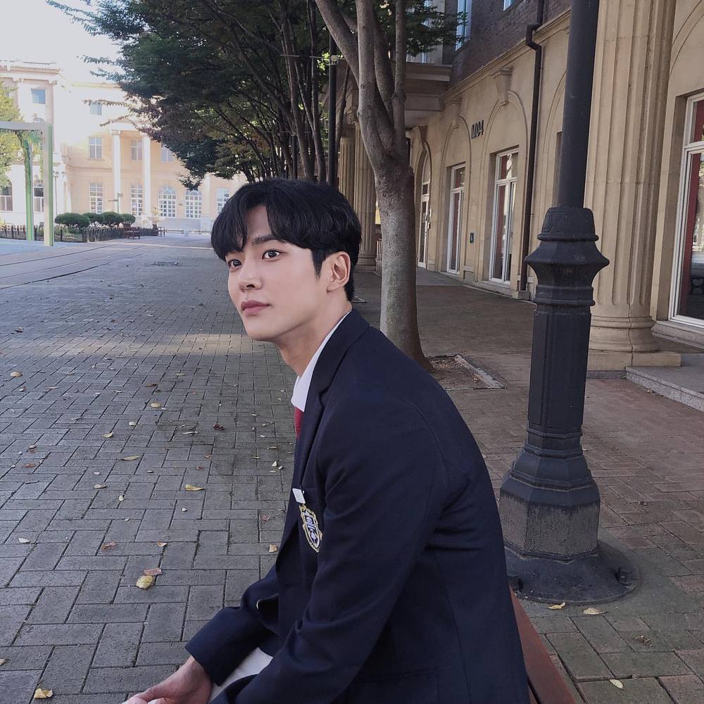 RO WOON has revealed its handsome side-by-side.Group SF9 (SF Nine) member RO WOON uploaded a picture to his Instagram on October 31 with the phrase Its Now!In the photo RO WOON sits on a bench in a drama uniform, which has his fans excited with a dark features and jawline.han jung-won
