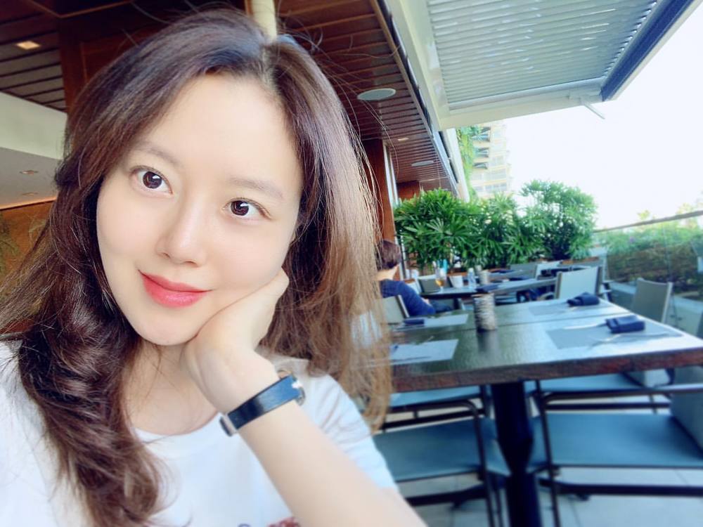 Moon Chae-won showed off her pure and clean beauty.Actor Moon Chae-won posted a picture on his Instagram page on November 1.In the photo, Moon Chae-won stares at the camera with his chin up; he boasts a beautiful look with transparent skin and cool eye ratio.han jung-won