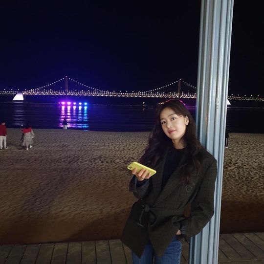 Actor Han Sun-hwa from the group Sicrit boasted an emotional atmosphere.Han Sun-hwa posted several photos on his Instagram account on November 1, along with an article entitled Is it cold? Watch your cold.Han Sun-hwa in the public photo is posing in front of beautiful night sea.The ensuing photo shows Han Sun-hwa, who is taking a fascination pose and making fans excited.Park So-hee
