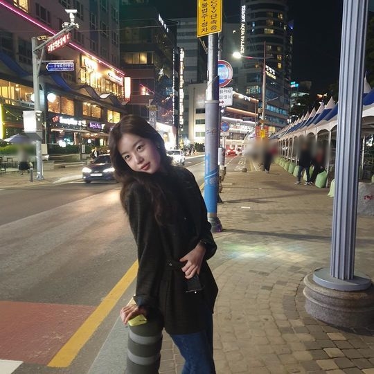 Actor Han Sun-hwa from the group Sicrit boasted an emotional atmosphere.Han Sun-hwa posted several photos on his Instagram account on November 1, along with an article entitled Is it cold? Watch your cold.Han Sun-hwa in the public photo is posing in front of beautiful night sea.The ensuing photo shows Han Sun-hwa, who is taking a fascination pose and making fans excited.Park So-hee