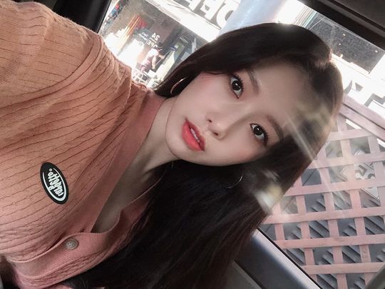 Hong Eui-jin shares selfie for NovemberGroup SONAMOO member Hong Eui-jin said on his instagram on November 1, November also fights.I will be happy and full of good things now. In the photo, Hong Eui-jin is looking at the camera in a cardigan; he thrilled fans with his big eyes and beautiful visuals.han jung-won