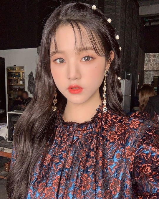 Jang Won-young showed off her more watery Beautiful looks.Group IZ*ONE member Jang Won-young uploaded a photo to the official Instagram on October 31 with the phrase When IZ your BLOOMing moment.In the photo, Jang Won-young stares at the camera in a costume; he shows off his shiny visuals with a fresh look.han jung-won