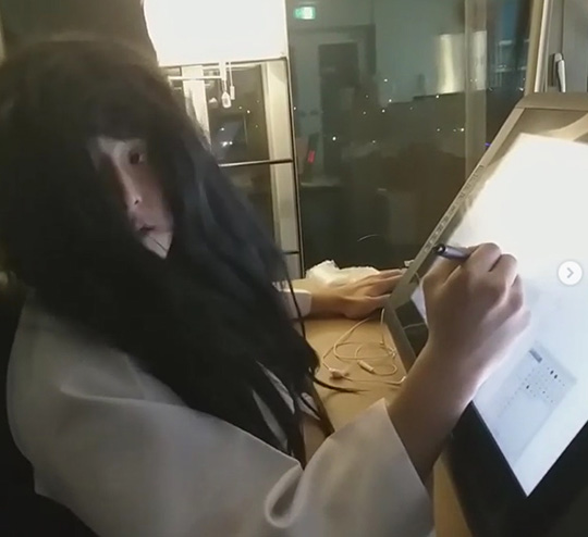 The cartoonist Kian84 (real name Kim Hee-min) dressed as a ghost on Halloween Day.Kian84 posted two photos and videos on October 31 with an article entitled Halloween Finish on his personal instagram.In the photo, Kian84 is wearing a black long straight wig and a white suit, and Kian84 is dressed as a virgin ghost and draws attention with his skillful hand.Kian84 appeared on MBC entertainment program I Live Alone and showed various talents such as dance and song, but this job is Web toon cartoonist.Choi Yu-jin