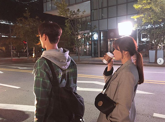 .Actor Park Ha-na reveals behind-the-scenes of Handsome boy Actor Yook SungjaePark Ha-na posted several photos on October 31 with an article entitled Handsome boy Actor in front of me.Park Ha-na in the photo is hiding behind a tall man Actor, drinking coffee and avoiding the cold.Handsome boy actor in a photo released by Park Ha-na is the group BtoB Yook Sungjae, and the two are shooting the JTBC drama Twin Gap Foa.JTBC drama Ssanggap Foa starring Park Ha-na Yook Sungjae is scheduled to be filmed in the late night, in a mysterious stall in a strange place, and is being filmed with the aim of airing in 2020..Choi Yu-jin
