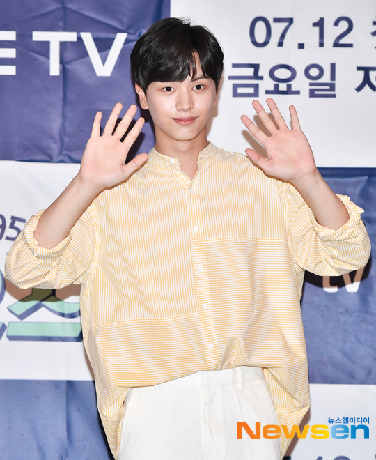 .Actor Park Ha-na reveals behind-the-scenes of Handsome boy Actor Yook SungjaePark Ha-na posted several photos on October 31 with an article entitled Handsome boy Actor in front of me.Park Ha-na in the photo is hiding behind a tall man Actor, drinking coffee and avoiding the cold.Handsome boy actor in a photo released by Park Ha-na is a group BTOBYYOK Sungjae, and the two are shooting JTBC drama Twin Captive Car.The JTBC drama Ssangpo Car starring Park Ha-na Yook Sungjae is scheduled to be filmed at a late night in a mysterious stall in a strange place and is being filmed with the aim of airing in 2020..Choi Yu-jin