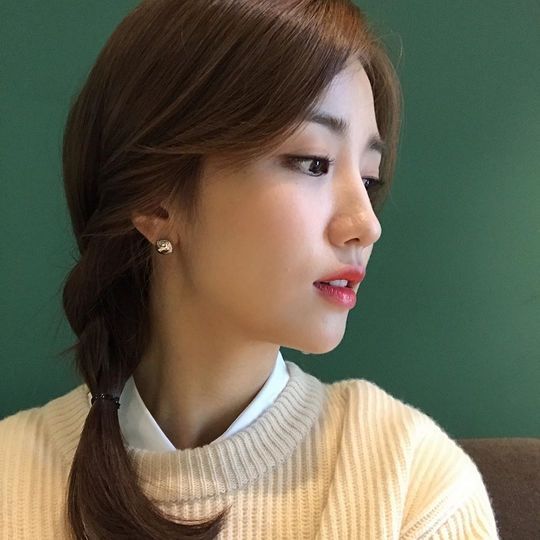 Actor Park Ha-sun showed off his sweet beauty.Park Ha-sun posted several photos on his Instagram on November 1, along with an article entitled Heads that have been warm since morning.Park Ha-sun in the public photo boasts a doll-like figure and reveals an elegant sideline.In particular, Park Ha-sun has a unique bright smile and emits a lovely charm.Park So-hee