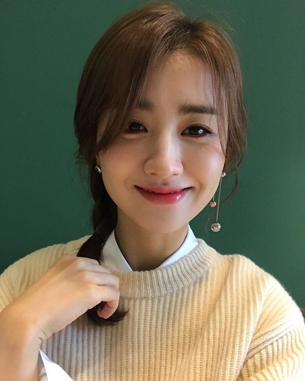 Actor Park Ha-sun showed off his sweet beauty.Park Ha-sun posted several photos on his Instagram on November 1, along with an article entitled Heads that have been warm since morning.Park Ha-sun in the public photo boasts a doll-like figure and reveals an elegant sideline.In particular, Park Ha-sun has a unique bright smile and emits a lovely charm.Park So-hee