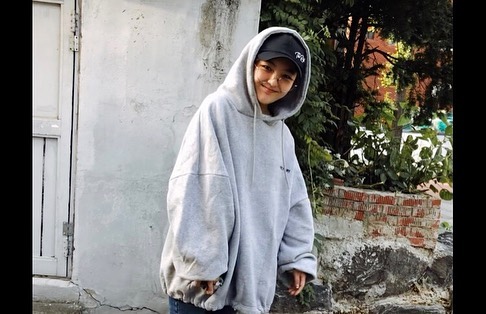 Actor Seo Shin-ae reveals youthful charmSeo Shin-ae posted three photos on his Instagram on November 1 with an article entitled In the Midsummer.In the open photo, Seo Shin-ae is cute and wears a hood and looks at the camera with a playful expression.The sunny smile of Seo Shin-ae, which reminds me of my childhood, stands out.Park So-hee