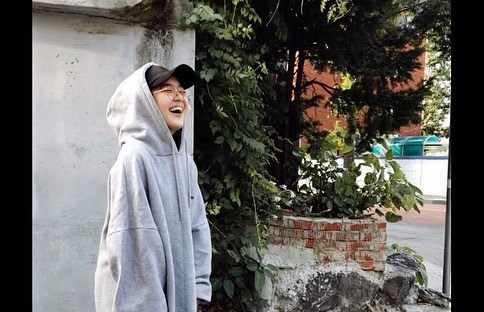 Actor Seo Shin-ae reveals youthful charmSeo Shin-ae posted three photos on his Instagram on November 1 with an article entitled In the Midsummer.In the open photo, Seo Shin-ae is cute and wears a hood and looks at the camera with a playful expression.The sunny smile of Seo Shin-ae, which reminds me of my childhood, stands out.Park So-hee
