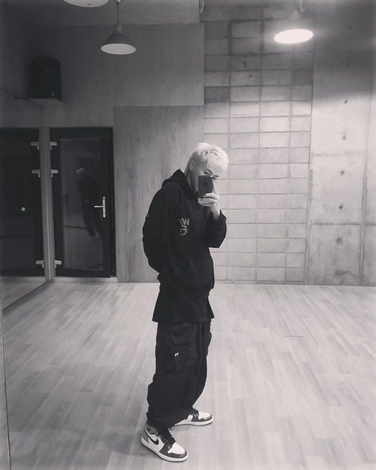 Jang Woo Hyuk has revealed the current situation of preparing Concert.Jang Woo Hyuk posted a picture on his instagram on the 1st of November with an article entitled Start Practice.In the open photo, Jang Woo Hyuk poses looking into the mirror of the choreography practice room, and the charisma of Jang Woo Hyuk, sharp in the black and white background, attracts attention.The netizens responded that they would expect a sexy sexy, I am already pounding, and I am excited.Lee Ha-na
