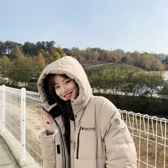 April Na-eun flaunted her adorable beautiful looksOn November 1, Na-eun posted a picture on his instagram with an article entitled Be careful of the cold.In the photo, Na-eun poses for the camera in a winter padding jumper; Na-euns watery beautiful looks, which are building a bright Smile, draw attention.Lee Ha-na