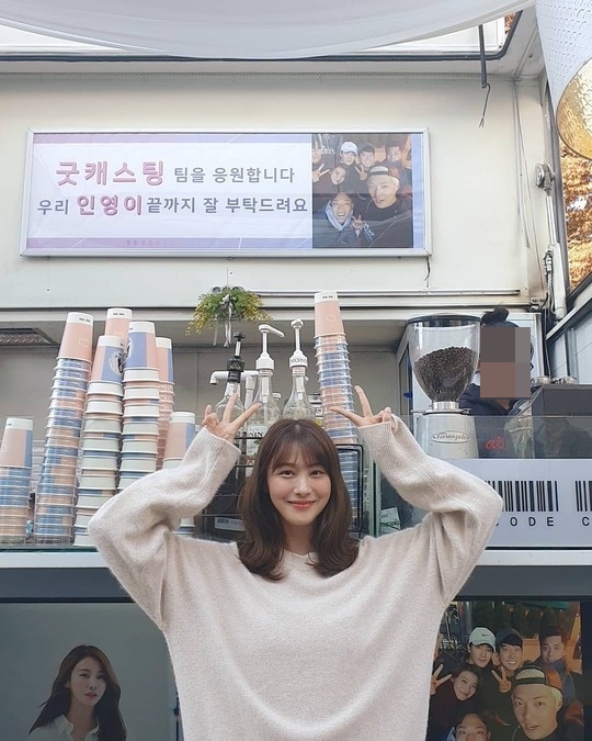Actor Yoo In-young was impressed by the coffee or Tea gift of Jungles Law motives.On November 1, Yoo In-young tagged the names of Kwon Oh-jung, Kim Hwan, Oh Chang-seok, Hwang Chi-yeul, and Gangnam District, who appeared together on SBS Jungles Law with the article Thank you everyone.In the public photos, five people sent a picture of Coffee or Tea to Yoo In-young.The banner on Coffee or Tea says, Cheering the Goodcasting Team. Please, my Inyoung, to the end. Jungles Law Motivation.Yoo In-young showed happiness by drawing V with both hands in front of Coffee or Tea.Lee Ha-na