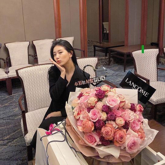 Singer and Actor Bae Suzy flaunted her watery Beautiful looksBae Suzy posted a photo on her Instagram page on November 1.Inside the photo was a picture of Bae Suzy, who boasts a bouquet of flowers presented by a beauty brand.Bae Suzy is holding her lips out to the camera with a calyx pose with one hand, as the fresh Beautiful looks of Bae Suzy catch the eye.The fans who responded to the photos responded such as It is so beautiful, Who is the flower? And It is really pretty.delay stock
