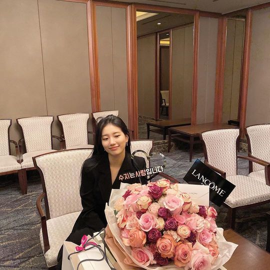 Singer and Actor Bae Suzy flaunted her watery Beautiful looksBae Suzy posted a photo on her Instagram page on November 1.Inside the photo was a picture of Bae Suzy, who boasts a bouquet of flowers presented by a beauty brand.Bae Suzy is holding her lips out to the camera with a calyx pose with one hand, as the fresh Beautiful looks of Bae Suzy catch the eye.The fans who responded to the photos responded such as It is so beautiful, Who is the flower? And It is really pretty.delay stock