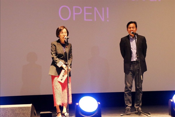 17 years have passed quickly. Thank you for generously sponsoring and supporting the Film Festival. This year is very meaningful for 100 years of Korean movies.Our Film Festival will also look forward to the next 100 years and dream of a day to share joy together. (Ahn Sung-ki, executive chairman)At the opening ceremony of the 17th Asiana International Fantastic Film Festival, which opened on the 31st of last month, the greetings of Chairman Son Sook and Chairman Ahn Sung-ki were noted as the Film Festival, which has been steadily growing in support of large corporations without interference.Asiana Airlines, which has been supporting the Bucheon International Fantastic Film Festival since its inception, has become uncertain about whether it will be sold next year due to a problem on the Harvard Business School (Relevant Articles: 5752 Entries), which is why the Bucheon International Fantastic Film Festival can not laugh.)Park Sam-koo, former chairman of Kumho Asiana Group, who attended the opening ceremony every year, did not show up because he retired from the front line of Harvard Business School.During the Film Festival, the stalls outside the Kumho Asiana Building next to CineCube also disappeared.It was a unique specialty of the Bucheon International Fantastic Film Festival, which was loved by filmmakers and audiences, but it was influenced by the difficulties of sponsoring companies.With the next years hosting uncertain, perhaps the worst of the worst, but the greetings of Chairman Son Sook and Executive Chairman Ahn Sung-ki included a willingness to continue the Film Festival and a desire to continue.Meanwhile, the 17th Asiana International Short Film Festival will be held at Cine Gwanghwamun and the complex cultural space Emu for six days starting on the 31st and November 5th.Asiana International Short Film Festival Opens .. Filmmakers Cheering with Active Participation