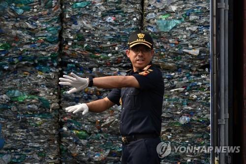 지난 9월 인니 관세청이 공개한 쓰레기 컨테이너 [로이터=연합뉴스]
