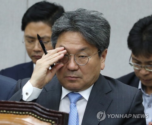 안경 만지는 강기정 정무수석 (서울=연합뉴스) 김주형 기자 = 강기정 청와대 정무수석이 1일 오전 열린 국회 운영위원회의 대통령비서실, 국가안보실, 대통령경호처 등의 국정감사에서 의원 질의를 경청하며 안경을 만지고 있다. kjhpress@yna.co.kr