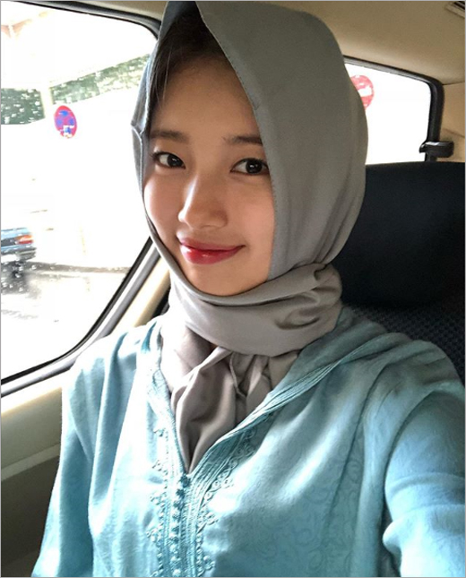 Actor Bae Suzy showcases beautiful Hijab fashionBae Suzy posted a picture on his Instagram on the 1st with an article entitled Lastly Hijab Gospel #Vagabond.In the open photo, Bae Suzy is doing Hijab in a car and making a beautiful smile.Meanwhile, Bae Suzy is appearing on SBS drama Vagabond.