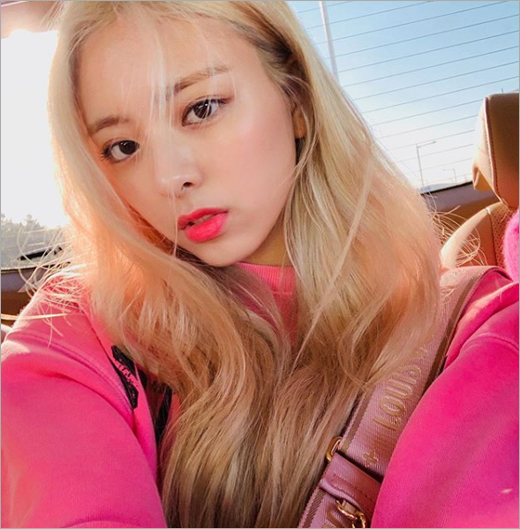 Yuna, a member of girl group ITZY, showed off her pink beautiful looks.Yuna posted a picture on the ITZY official Instagram on the 1st with the article PINK.In the open photo, Yuna showed a pink lip with a pink jacket and crossback fashion and showed a beautiful expressionless appearance.On the other hand, the group ITZY to which Yuna belongs met with fans in a wonderful way at the K-POP concert of 2019 Busan One Asia Festival last month.