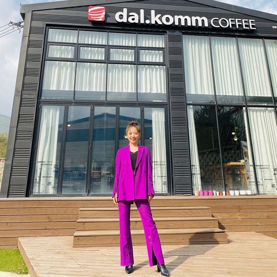 Girl group Apink member Kim Nam-joo boasted an extraordinary fashion digestion power.Kim Nam-joo posted a picture on his instagram on November 2 with an article entitled Purple Namju.Kim Nam-joo in the public photo is posing in front of a cafe wearing a purple suit.Kim Nam-joo, who shows off his colorful color like Perfect Match, and his lovely yet charismatic atmosphere, attracts attention.Park So-hee