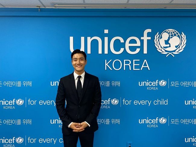 Miss, Heavy Moment...Choi Siwon celebrates 25th anniversary of UNICEF committee Group Super Junior Choi Siwon celebrated the 25th anniversary of the founding of the UNICEF Korea Committee.Choi Siwon posted a picture and a picture on his instagram on the 1st, 44 years of receiving the aid of On World. 25 years of helping On World child.The photo shows Choi Siwon attending the 25th anniversary of the founding of the UNICEF Korea Committee.Choi Choi Siwon also spoke on stage and celebrated the 25th anniversary of the founding of the UNICEF Korea Committee.Choi Siwon said, As the SEK representative of the UNICEF Korea committee, it was a moment when the sense of mission came more heavily.I sincerely congratulate you on the 25th anniversary of the UNICEF Korea Committee, and I will do my best to help all children face a happy world. Choi Choi Siwon has been engaged in various activities since he was appointed UNICEF SEK representative in 2015.In April, he received a UNICEF certificate of appreciation, showed good influence and is loved by many.