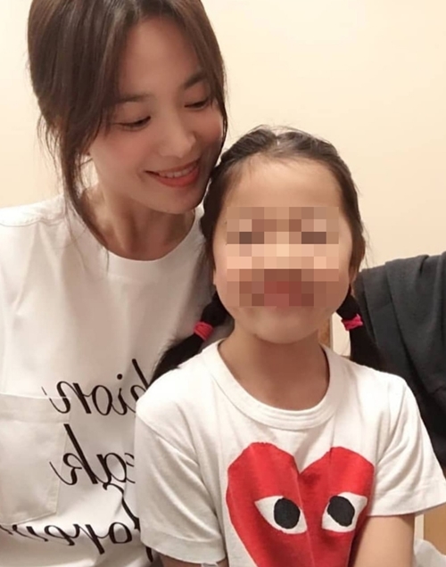Actor Song Hye-kyo reveals his recent happy situation with his nephewSong Hye-kyo posted several photos on her Instagram story on the 1st.In the open photo, Song Hye-kyo is smiling at his nephew, and the innocent beautiful looks attract attention even in a casual look wearing only a white T-shirt.Meanwhile, Song Hye-kyo is considering her next film after her divorce from Song Jung-ki in July; it is now known that she is considering the movie Anna.PhotoSong Hye-kyo SNS Capture