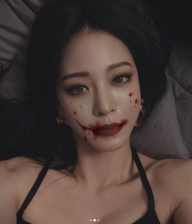 Han Ye-seul posted three photos on his SNS on the 2nd with the phrase CANT SLEEP?The photo shows Han Ye-seul, who leaves a horror selfie using a mobile phone application.Han Ye-seuls chic vibe and glamorous Beautiful looks captivate her as she lies in bed in sleeveless and stares at the camera.The fans who responded to the photos responded such as It is beautiful even if it is dressed, Legend today and There is no beautiful day.On the other hand, Han Ye-seul will appear on MBC entertainment Sisters Rice Long which will be broadcasted on the 4th.