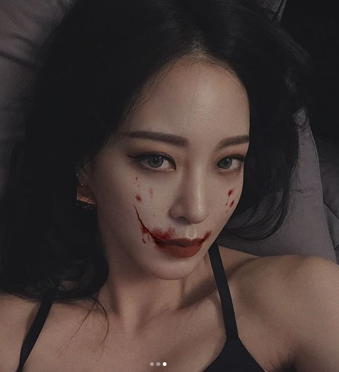 Han Ye-seul posted three photos on his SNS on the 2nd with the phrase CANT SLEEP?The photo shows Han Ye-seul, who leaves a horror selfie using a mobile phone application.Han Ye-seuls chic vibe and glamorous Beautiful looks captivate her as she lies in bed in sleeveless and stares at the camera.The fans who responded to the photos responded such as It is beautiful even if it is dressed, Legend today and There is no beautiful day.On the other hand, Han Ye-seul will appear on MBC entertainment Sisters Rice Long which will be broadcasted on the 4th.