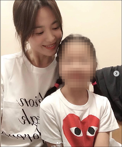 Actor Song Hye-kyo has released a photo of her with her nieceSong Hye-kyo posted a picture of his current situation on his Instagram on the 1st.In the photo, Song Hye-kyo is building a happy Smile looking at his young nephew and another photo posted a post with his nephews back view, Sir, Im curious ....And he said, Hyekyo aunt.Song Hye-kyo, who has been active as a model of various brands after his divorce with Song Jung-ki, is reportedly considering Lee Joo-youngs film Anna as his next film.