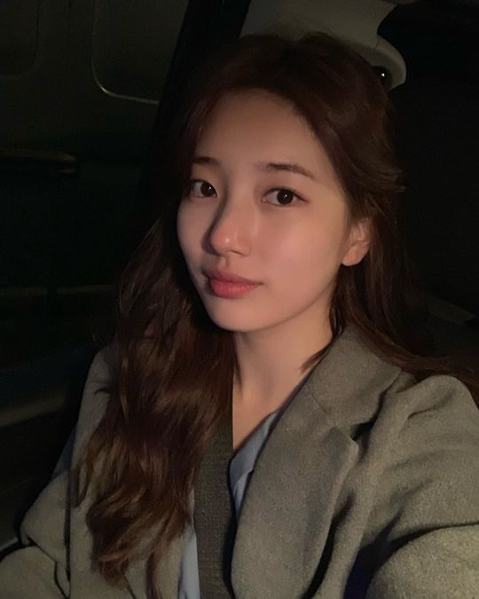 Bae Suzy has unveiled a clean selfie.Actor Bae Suzy posted a picture on his Instagram on November 3 with an article entitled Today is a normal broadcast # Harrigo #Vagabond.The photo shows Bae Suzy looking at the camera with a face without a toilet in the car, her innocent beauty catching her eye.kim myeong-mi