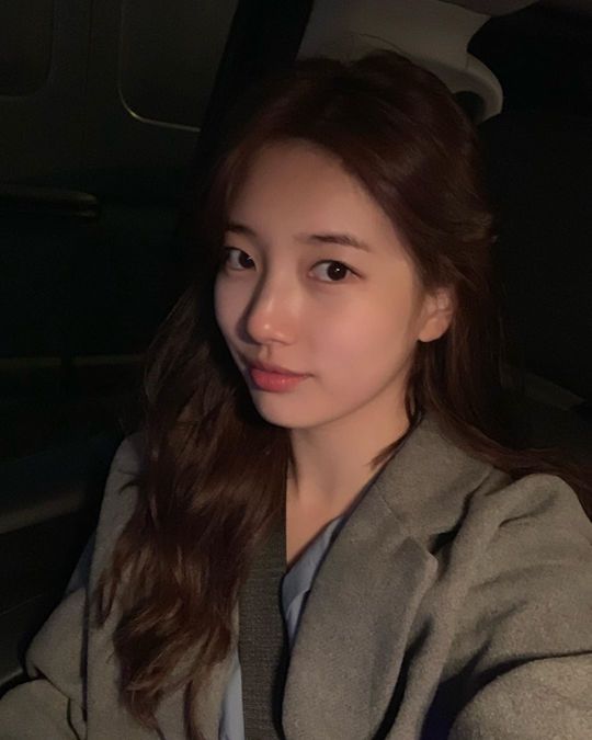 Bae Suzy has unveiled a clean selfie.Actor Bae Suzy posted a picture on his Instagram on November 3 with an article entitled Today is a normal broadcast # Harrigo #Vagabond.The photo shows Bae Suzy looking at the camera with a face without a toilet in the car, her innocent beauty catching her eye.kim myeong-mi