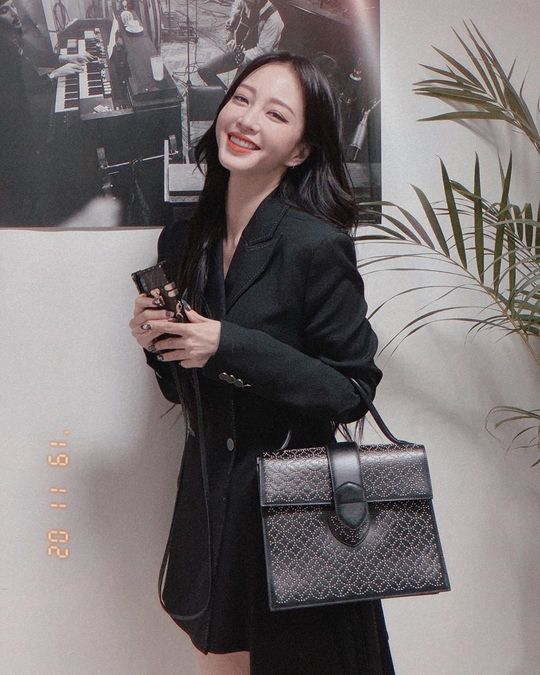 Actor Han Ye-seul flaunted her innocent lookHan Ye-seul posted a picture on his Instagram on November 3 with an article entitled English Vinglish! Good Haru today!The picture shows Han Ye-seul, who adds chic charm to her all-black outfit; Han Ye-seul is brightly Smileing toward the camera.Han Ye-seuls blemishes-free white-oak skin and distinctive features make the beautiful look even more prominent.Fans who responded to the photos responded such as My sister is pretty Haru, It is so beautiful and English Vinglish.delay stock