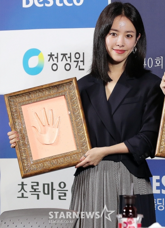 Actor Han Ji-min smiled as he recalled the time of the Awards a year after the Best Actress Award at the 39th Blue Dragon Film Awards.Han Ji-min attended the recent 40th Blue Dragon Film Awards handprinting.He held the Best Actress Award in his arms for the film Mitsubac (director Lee Ji-won) at the 39th Blue Dragon Film Awards held last year.It was a dreamy journey to get nominated for (Best Actress Award) and to win awards for a film called Mitsubac, Han Ji-min said.It is a meaningful time to be able to be together in a place where I can recall the glorious moment.It is an honor to leave my hand as a record so that I can recall and remember over time. It was Kim Hye-soos tears that made headlines at the Blue Dragon Film Awards last year.This is because Kim Hye-soo was caught on screen crying while Han Ji-min was speaking his feelings after winning the Best Actress Award.Han Ji-min said of Kim Hye-soos eyes, In fact, when I remember that day, I feel emotion, and trembling is Memory, but I do not have a memory of what I looked at and (reviewed).It remains a dream like a dream, but it was too trembling. Han Ji-min said, After the ceremony, I went to greet the senior (Kim) Hye-soos waiting room and cried as soon as I saw him.Many people around me congratulated me as if I had done a good thing. I was happy because people around me were happy. Han Ji-min was asked Han Ji-min is a blue dragon? A few times: The most brilliant and beautiful moment of life is called In the Mood for Love.The acquaintances around him called the moment (best actor award awards for Blue Dragon Film) In the Mood for Love.I think it will be remembered as the most beautiful moment when I think about the last time in my life. Han Ji-min expressed the memory of the 39th Blue Dragon Film Award Best Actress Award at the time in lions language.It is the most beautiful moment in his life and the happy memory to remember for a long time.He narrated this years Kim Bok-dong (director Song Won-geun), and met with viewers without hesitation with the dramas Snow Buzzy and Spring Night. The next film was also quickly decided.In the future, Han Ji-mins In the Mood for Love is likely to continue.