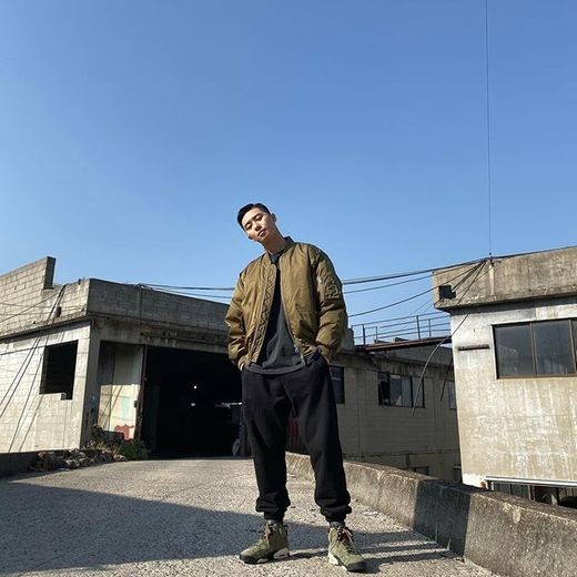 Actor Park Seo-joon shows off model force with latest photoPark Seo-joon released a picture on his Instagram on the 3rd without any explanation.In the photo, Park Seo-joon looks down at the camera with a hand in both pockets; in a khaki jumper, he showed off his model force at an 185cm tall and eight tall ratio.Park Seo-joon will return to the movie Dream (Gase) for the first time in a year since the Lion, which was released in July.