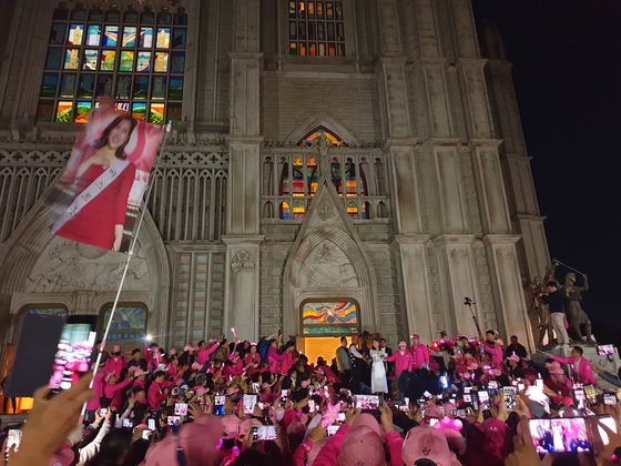 3일 공연 직후 송가인이 '퇴근길'에 배웅 나온 팬들에게 인삿말을 하고 있다. 민경원 기자