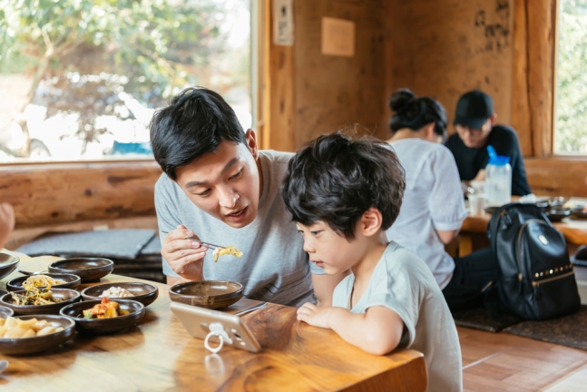 “스마트폰·TV 많이 본 아이, 언어 능력 떨어져…뇌 구조 변화 탓” (사진=아이클릭아트)