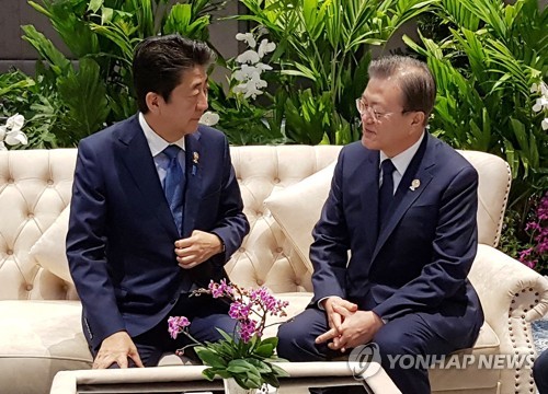 마주 앉은 문 대통령과 아베 총리 (방콕=연합뉴스) 문재인 대통령과 아베 신조 일본 총리가 지난 4일 오전(현지시간) 태국 방콕 임팩트포럼에서 아세안+3 정상회의 전 환담을 하고 있다. [청와대 제공, 재판매 및 DB금지] xyz@yna.co.kr