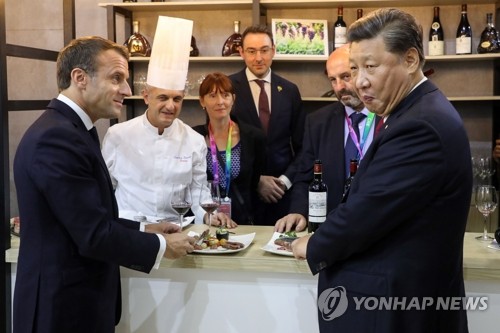 프랑스 음식ㆍ와인을 맛보는 시진핑 주석 (상하이 AFP=연합뉴스) 5일 중국 상하이에서 개최된 국제수입박람회의 프랑스 전시관을 찾은 시진핑 중국 국가 주석이 엠마뉘엘 마크롱 프랑스 대통령과 함께 프랑스 음식과 와인을 맛보고 있다. jsmoon@yna.co.kr