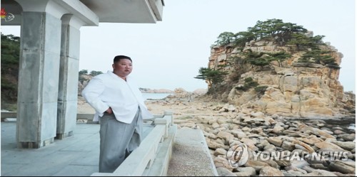 김정은, 금강산관광 현지지도  "남측시설 싹 들어내고 우리식으로" (서울=연합뉴스) 김정은 북한 국무위원장이 금강산관광지구를 현지지도하고 금강산에 설치된 남측 시설 철거를 지시했다고 조선중앙TV가 23일 보도했다. 사진은 중앙TV가 공개한 김 위원장의 시찰 모습. 2019.10.23       [국내에서만 사용가능. 재배포 금지. For Use only in the Republic of Korea. No Redistribution] nkphoto@yna.co.kr