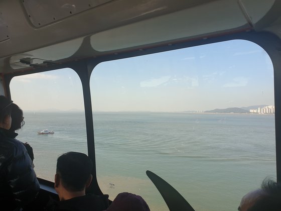 월미바다열차는 운행 중 명소를 지날때마다 설명하는 안내방송을 내보냈다. 주말에는 안내방송 대신 안내원이 직접 설명을 한다. 심석용 기자