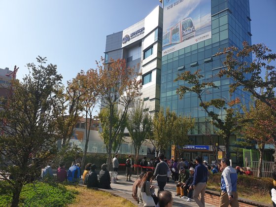 월미바다역 주변은 바다열차를 타기 위해 기다리는 사람들도 북새통을 이뤘다. 심석용 기자