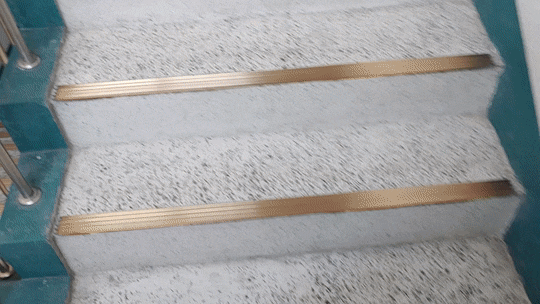 중앙일보 디지털 서비스 '먼지알지'가 아파트 1층부터 20층까지 층수를 올라가며 미세먼지 간이측정기를 이용해 공기 질을 측정했다. 박해리 기자