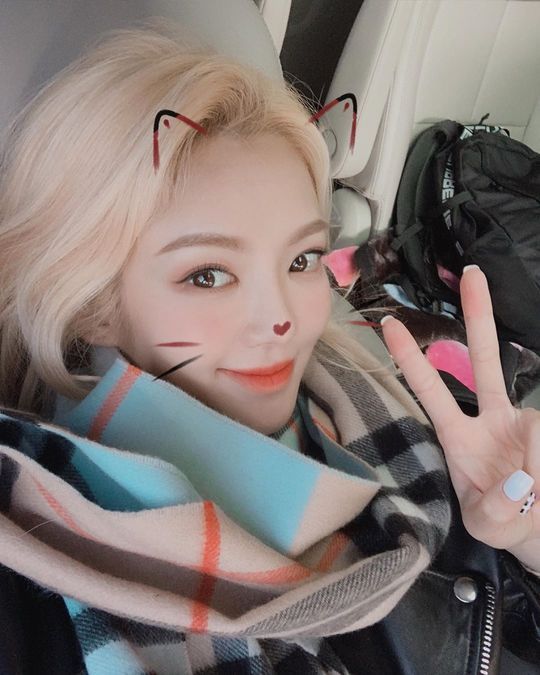 Hyoyeon reveals adorable SelfieSinger Hyoyeon posted a picture on his Instagram on November 6 with an article entitled Have a good day.The photo shows Hyoyeon looking at the camera and drawing a V-shaped figure, with a blonde style that looks just as good as it looks.kim myeong-mi