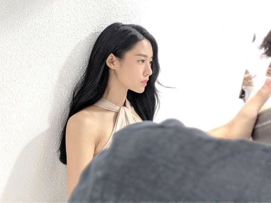 Group AOA member and actor Seolhyun released a cosmetic advertising shooting scene.Seolhyun posted a picture on his Instagram on November 6.The photo showed Seolhyun, who was enthusiastic about shooting. Seolhyun added sexy charm by wearing a halterneck costume.Seolhyuns disappearing small face size and slender body catch the eye.The fans who responded to the photos responded such as It is so beautiful, The Goddess is down, It is not human beauty.delay stock
