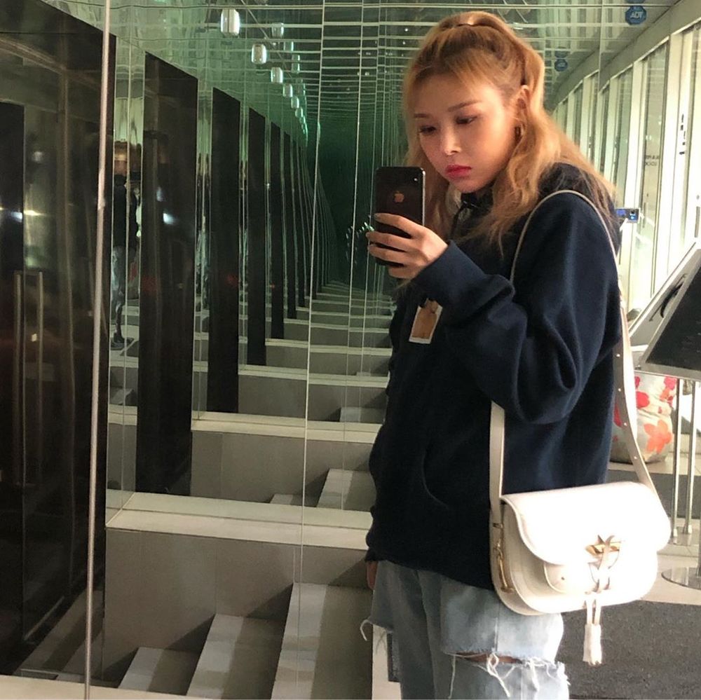 Singer Yubin showed off her girl crush charm to the fullest.Yubin posted two photos on his Instagram on November 5.In the open photo, Yubin shows off his unique chic charisma by showing his hip fashion. Yubins superior visual and charm, which makes ordinary selfies into pictorials, attracts attention.Park So-hee