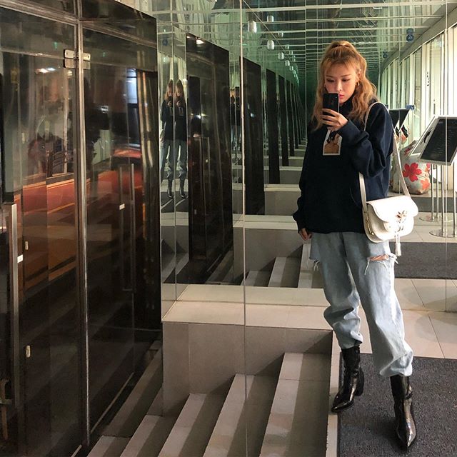 Singer Yubin showed off her girl crush charm to the fullest.Yubin posted two photos on his Instagram on November 5.In the open photo, Yubin shows off his unique chic charisma by showing his hip fashion. Yubins superior visual and charm, which makes ordinary selfies into pictorials, attracts attention.Park So-hee